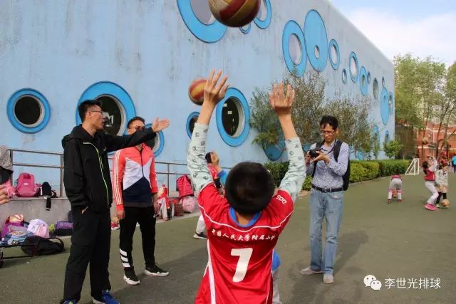 篮球比赛 小学生扣篮规则_篮球扣篮规则比赛小学生怎么写_小学生篮球扣篮技巧